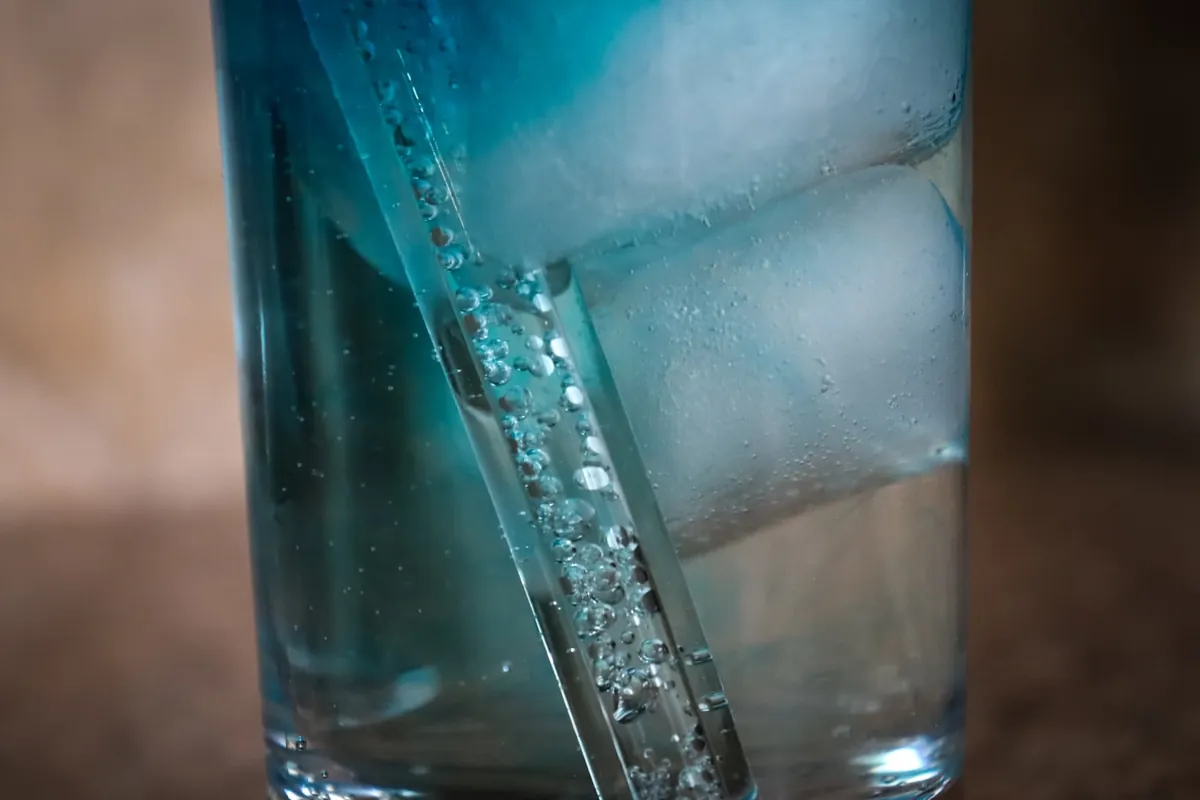 Ice cubes in a glass. Photo: Unsplash. Not a RUUIPON factory shot.