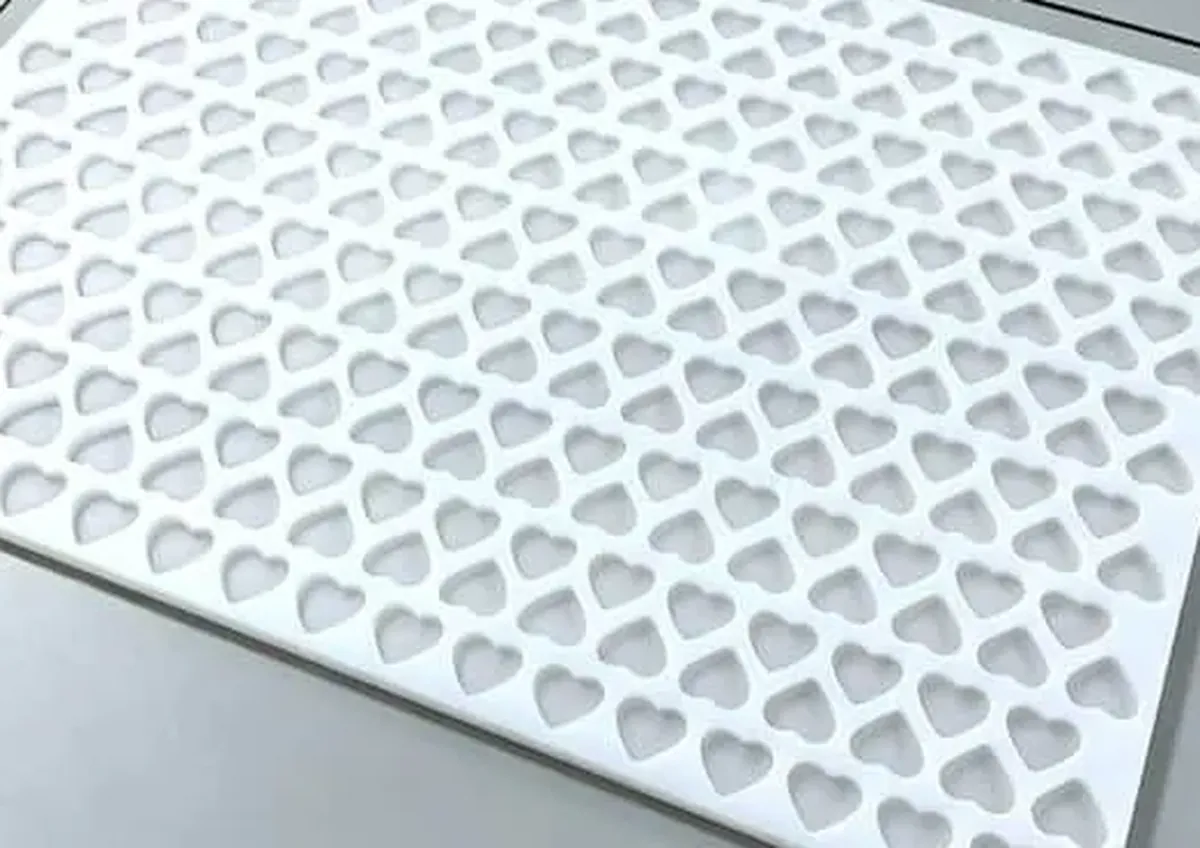 Custom multi-cavity silicone gummy tray from RUUIPON