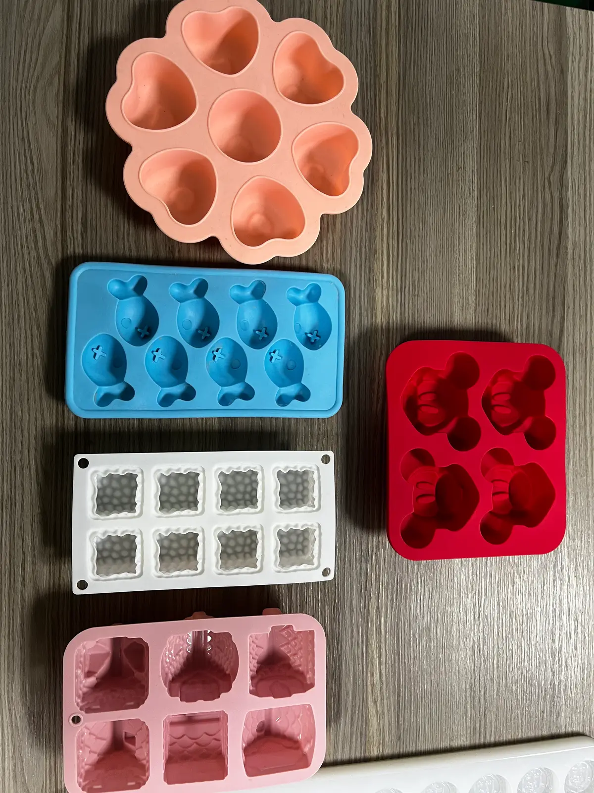 How Many Cavities Should a Commercial Gummy Tray Have?