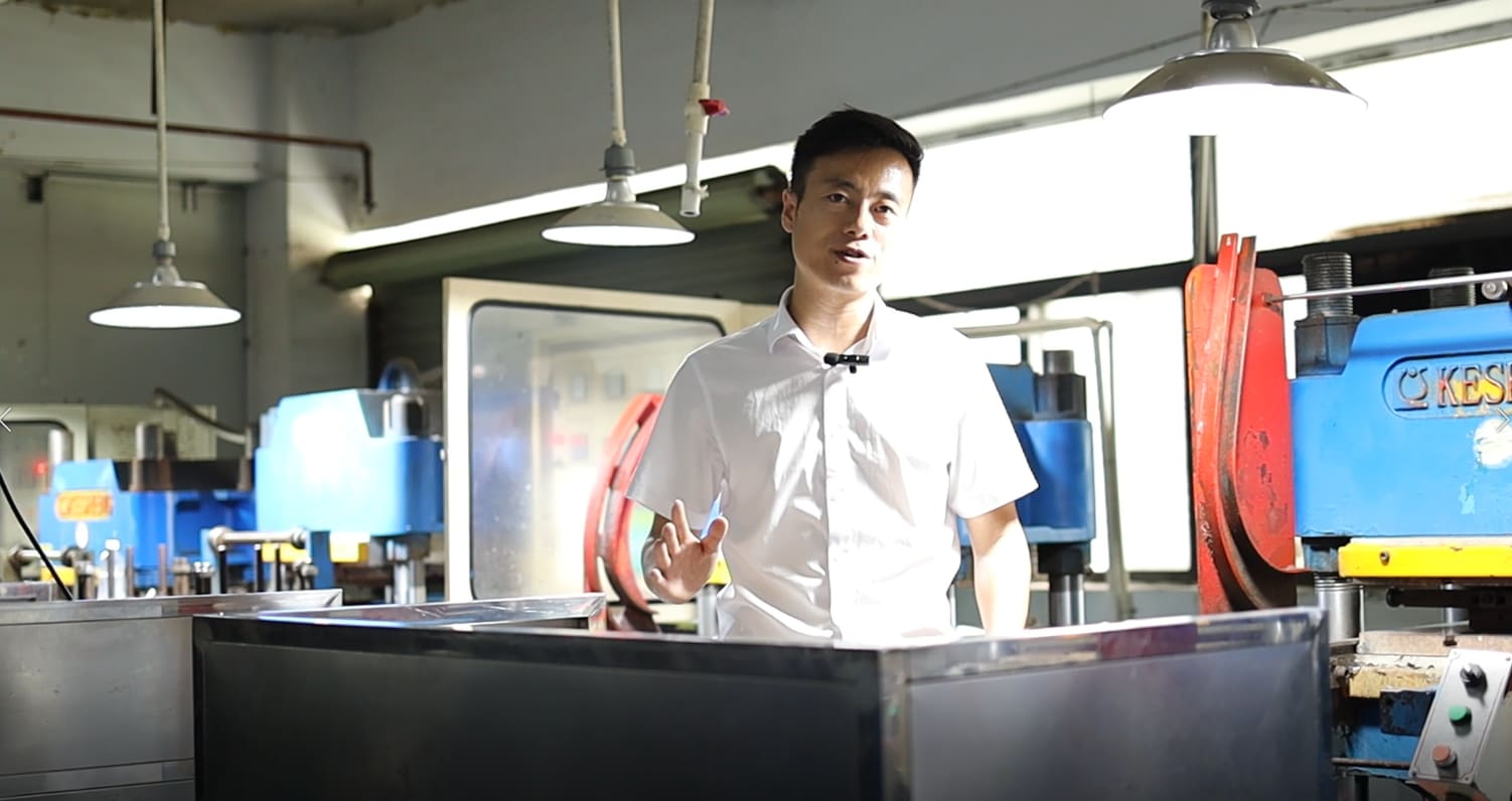 RUUIPON engineer discussing custom silicone mold manufacturing beside press machines