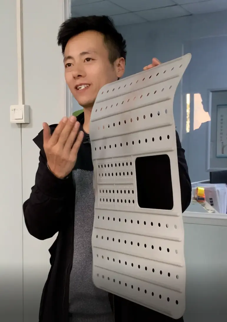 RUUIPON team member demonstrating flexible silicone mat product quality