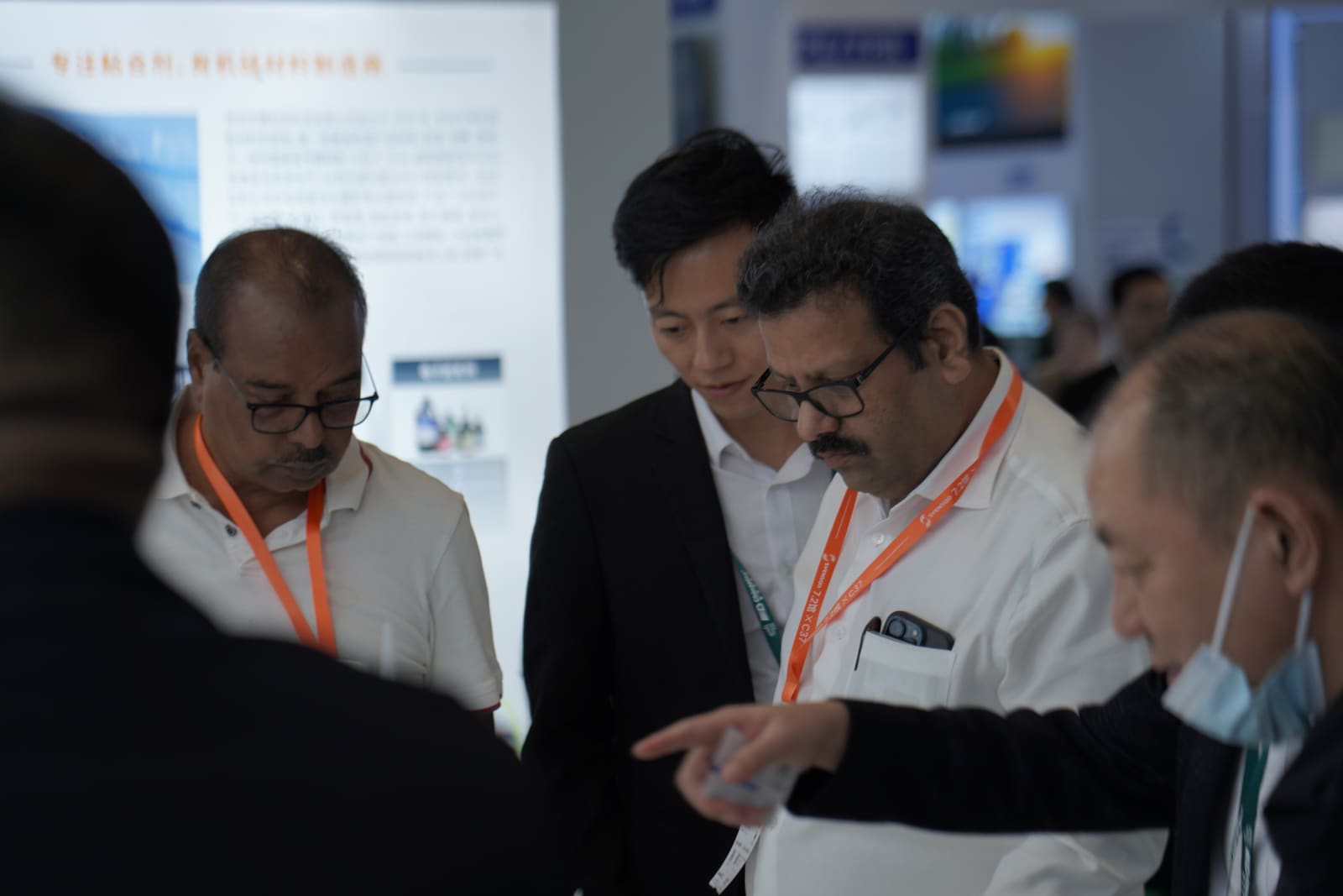 RUUIPON exhibition booth meeting with overseas silicone mold buyers