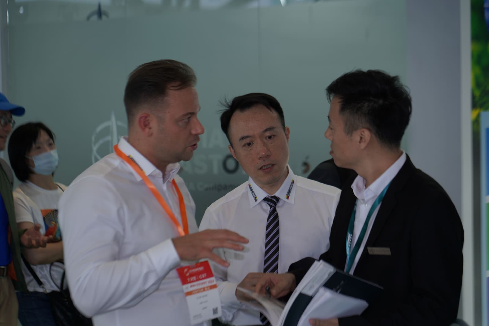RUUIPON handshake and customer visit at silicone mold exhibition