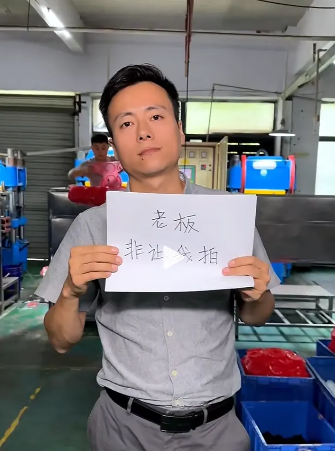 RUUIPON team member on the Shenzhen Bao'an workshop floor